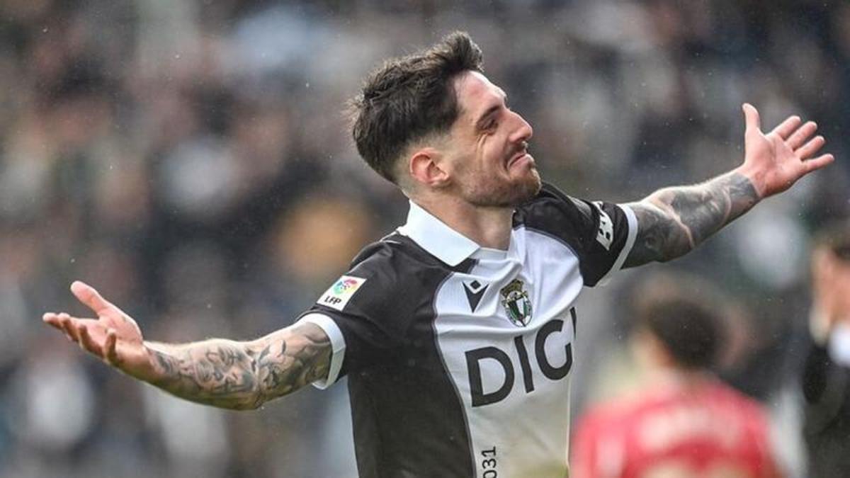 Fer Niño celebra un gol con el Burgos
