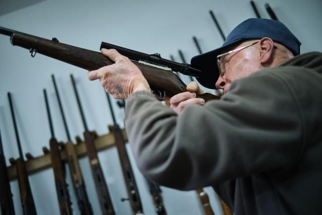 Exposición de armas que serán subastadas