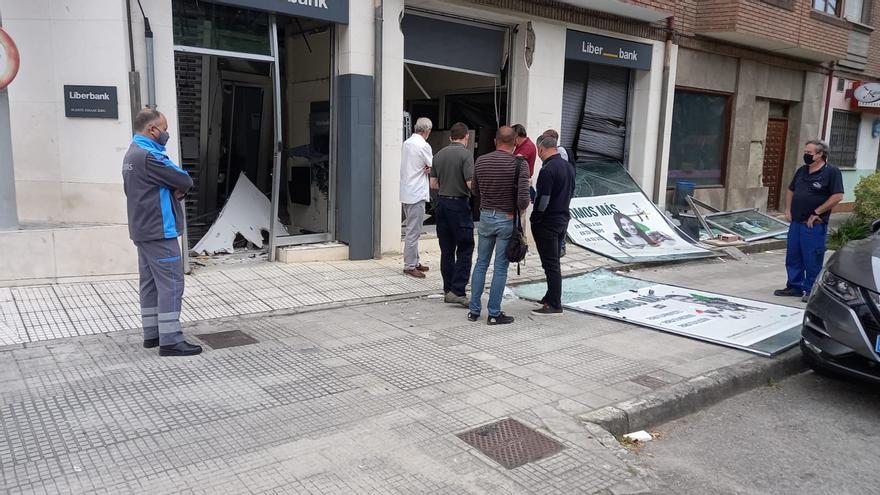 Los ladrones que reventaron con explosivos una sucursal bancaria en Piloña se llevaron 30.000 euros