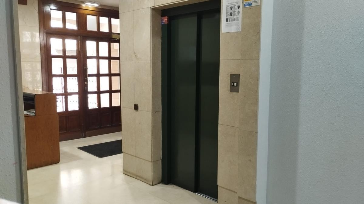 El ascensor del edificio de la calle Quintana en el que apareció muerta la mujer.