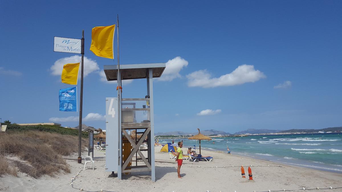 Un socorrista en la playa de Muro, en una imagen de una pasada temporada turística.