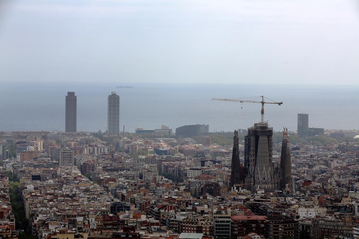 Vista de la ciudad de Barcelona con su neblina y contaminación desde el Turó de la Rovira.