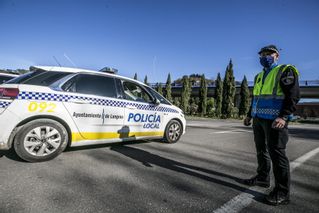 Tres detenidos en Langreo tras huir de controles de la Policía Local: uno de ellos huyó por el monte antes de ser arrestado