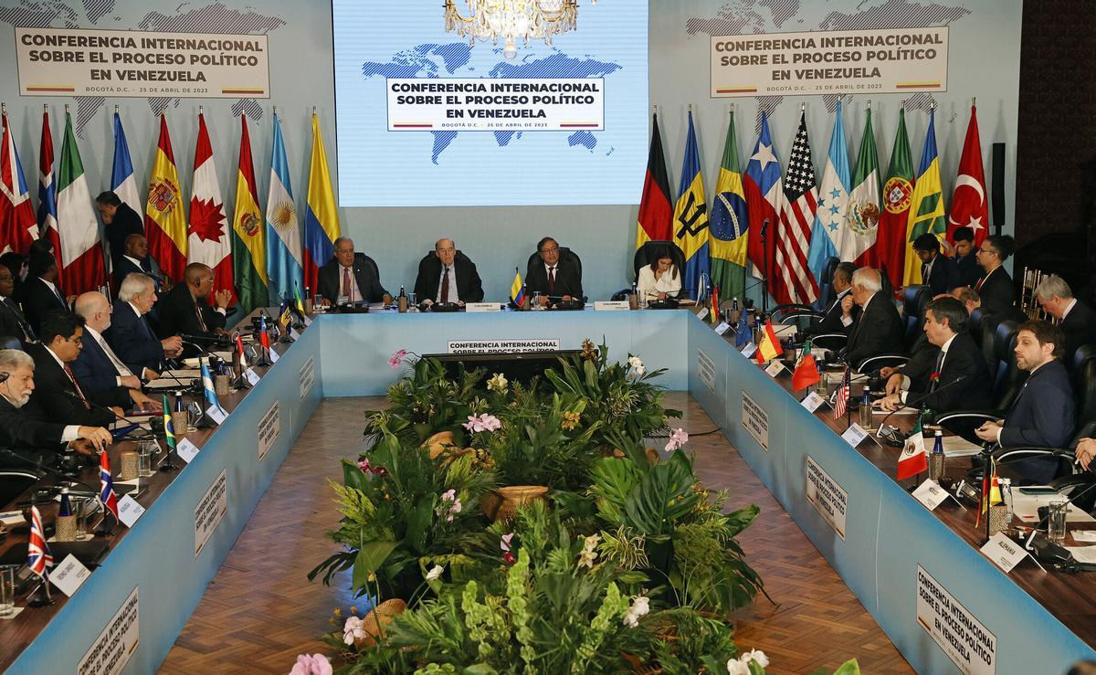 El presidente colombiano, Gustavo Petro, durante la inauguración de la Conferencia Internacional sobre el Proceso Político en Venezuela, en abril de 2023 en Bogotá (Colombia), junto a otros líderes políticos de América Latina.