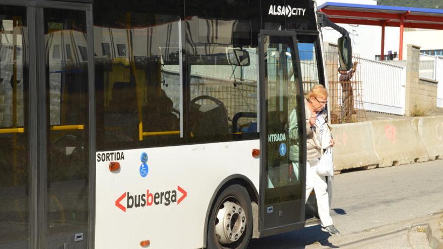 Usuària del Bus Berga  baixant al polígon de la Valldan