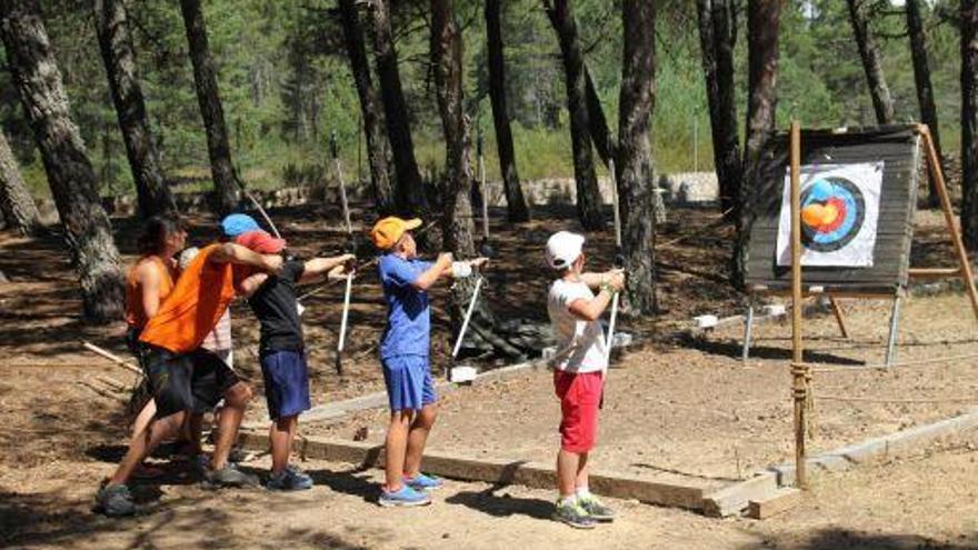 Varios niños practican tiro con arco en San Pedro de las Herrerías.