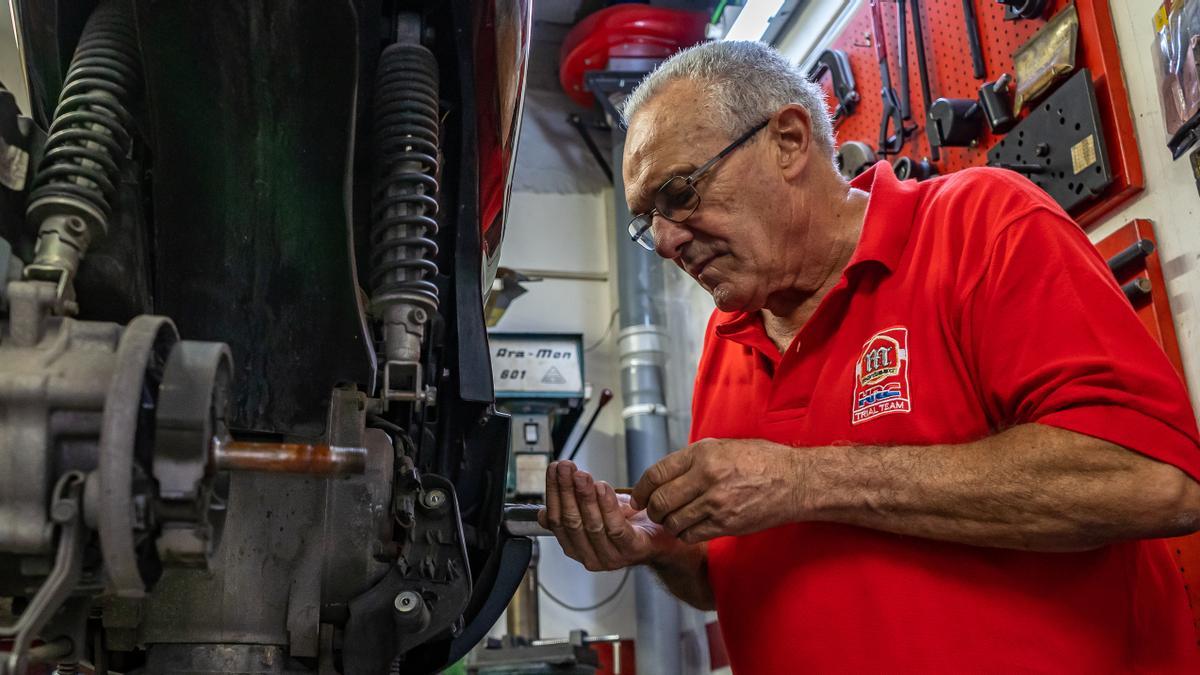 Kim Renom, trajinando una de las últimas motos ajenas que pasarán por sus manos, este viernes