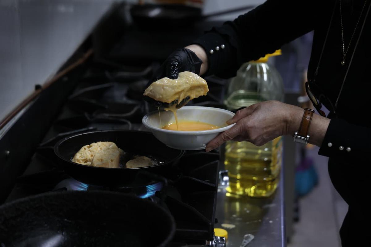 Elaboración de torrijas, uno de los postres esenciales en la Semana Santa alicantina