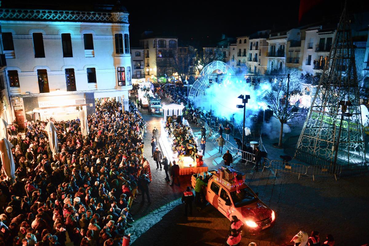 Plaza Mayor abarrotada para ver la cabalgata de Reyes de Plasencia.