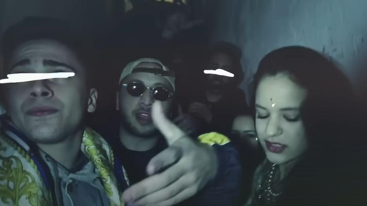 Rosalía, a la drecha, en el videoclip de 'Saturno', con Dano en el centro.