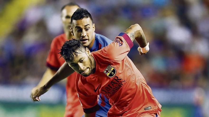 Camarasa disputa un balón a Neymar durante su etapa como jugador del Levante. // Efe