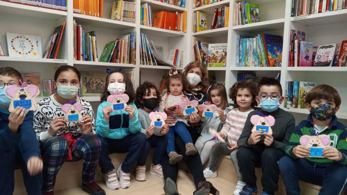 Los niños disfrutan en el taller ‘Los abuelos cuentan’. | SERVICIO ESPECIAL