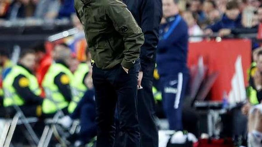 Luis Enrique da instrucciones a sus jugadores. // Miguel Ángel Polo
