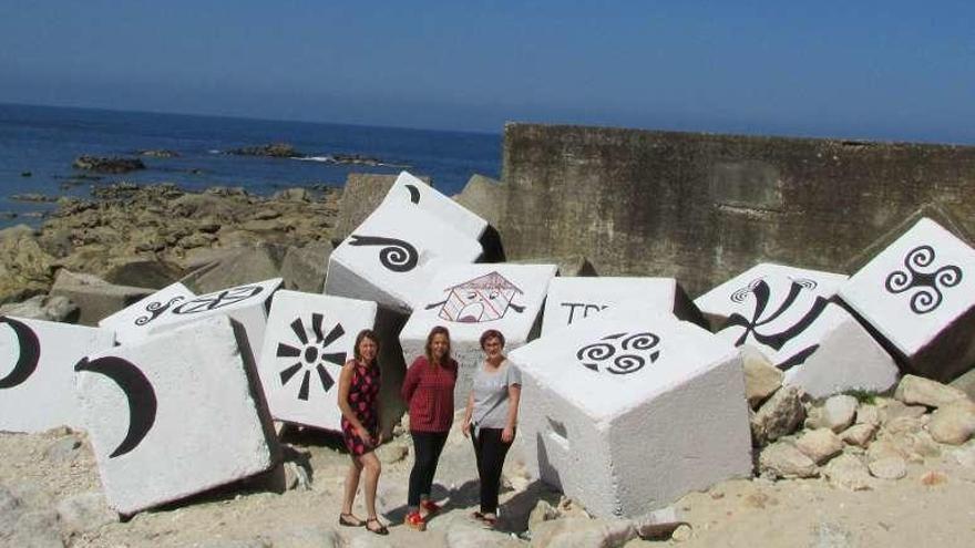 Bloques de la Playa do Carreiro con decoración castrexa. // DBM