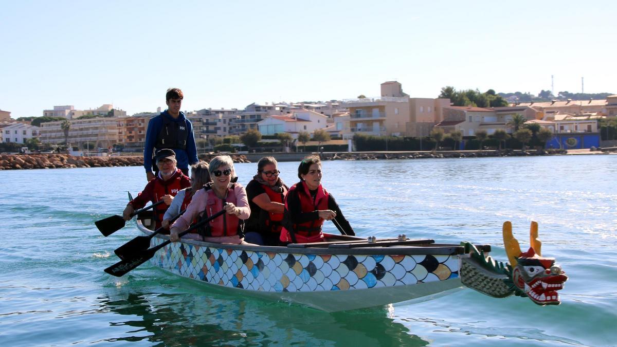 Els integrants de l'embarcació de Dragon Boat, de cares, remant.