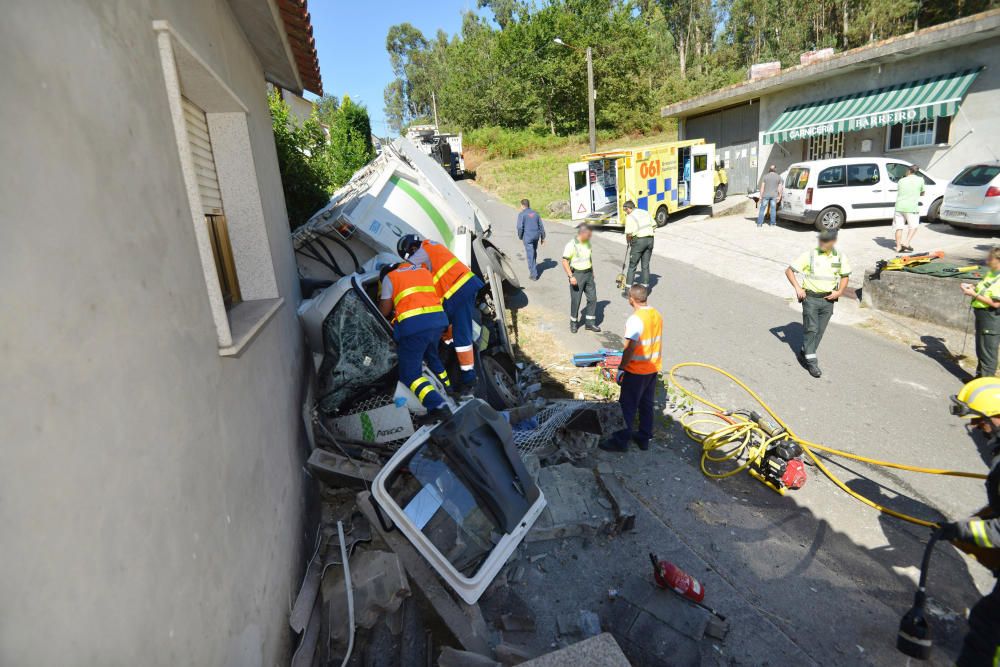 Un operario herido grave al quedar atrapado en un camión de la basura // G.Santos