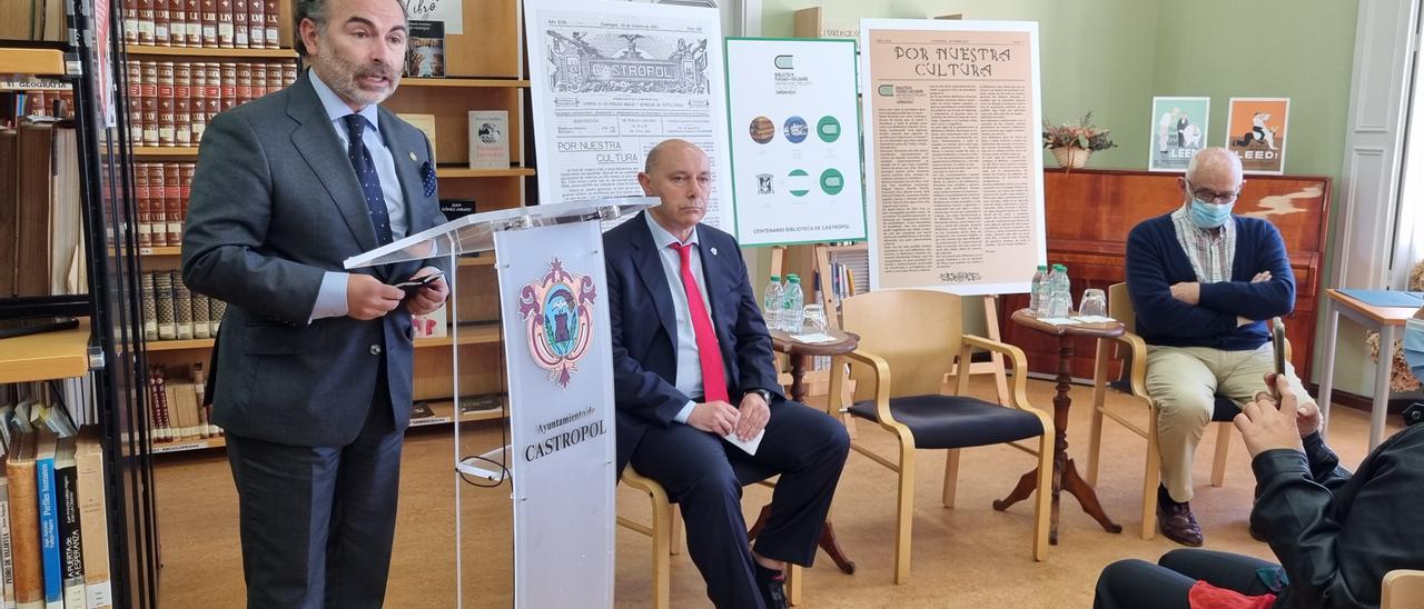 El Rector, en el acto en la Biblioteca de Castropol.