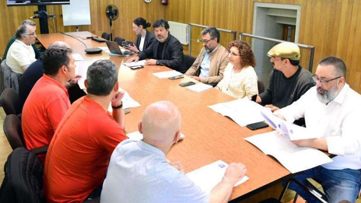 Este venres reuníronse o equipo de xerencia da USC e o sector hostaleiro compostelán / Santi Alvite