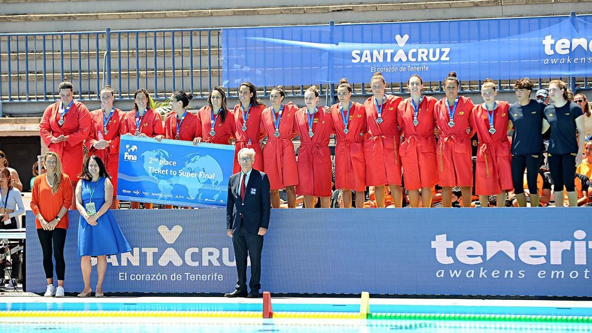 La selección posa en el podio con la medalla de plata al cuello