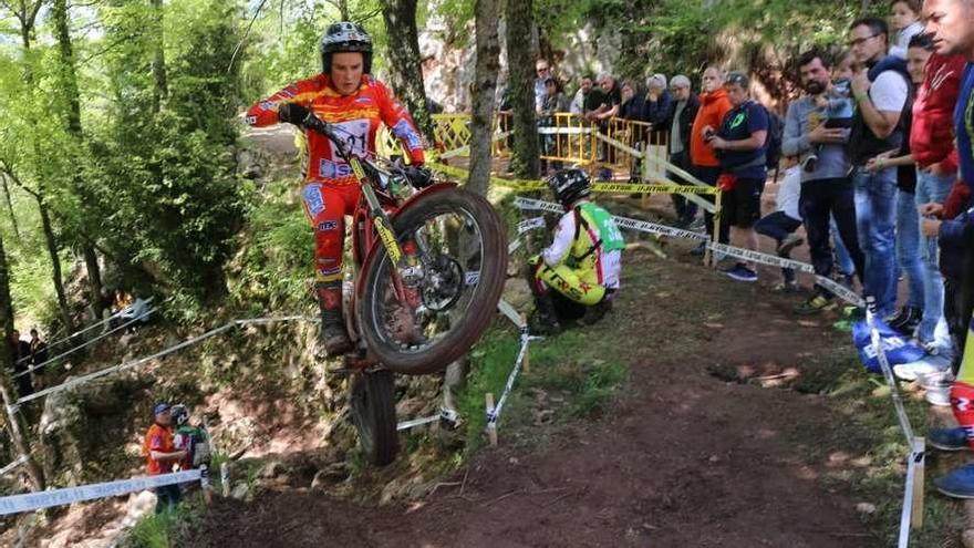 Riobó, a la izquierda, ayer en el podio en Campodrón. // M.H.