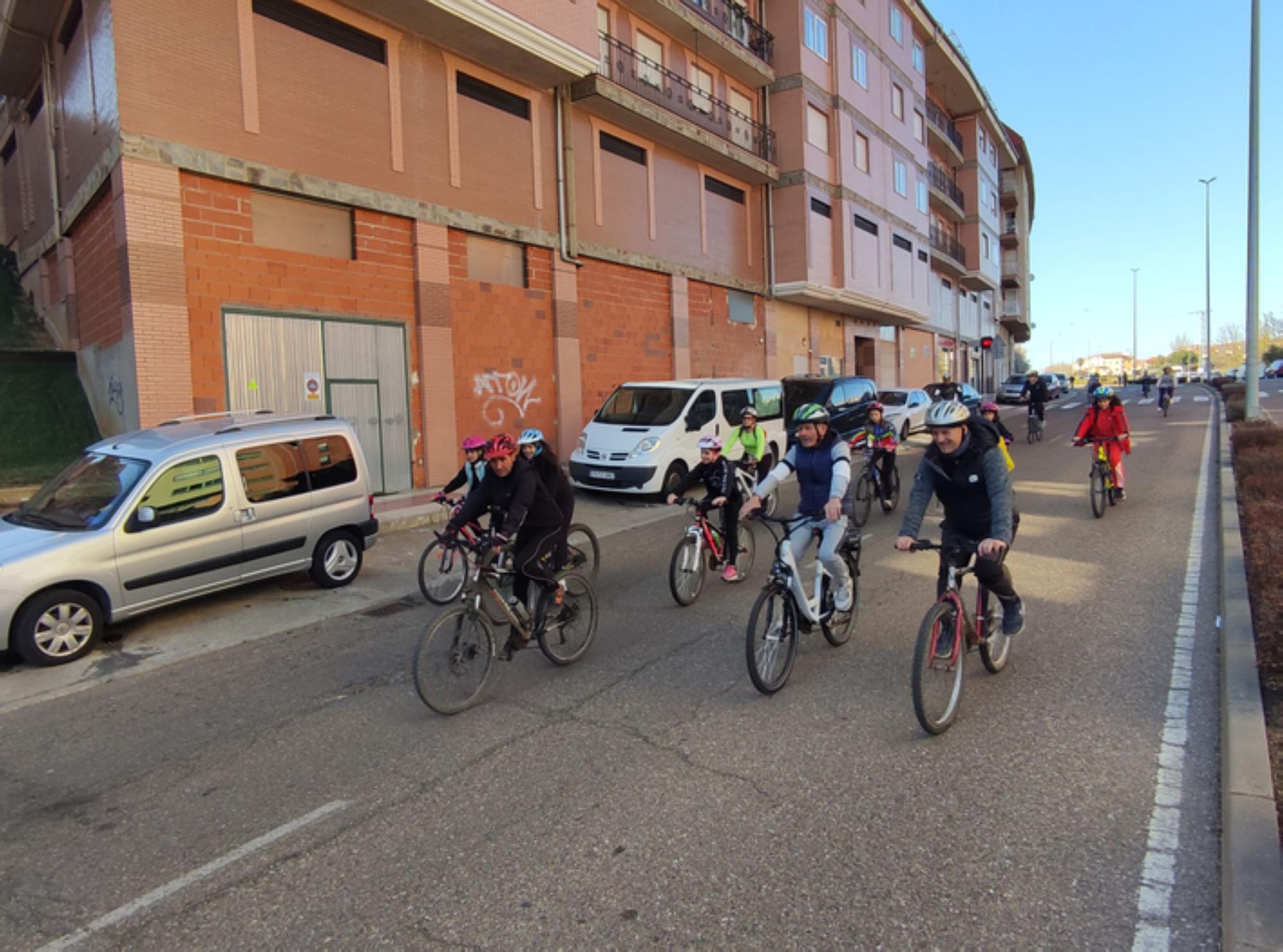 Así de bien lo pasan en la IV Marcha Cicloturista, del colegio San Vicente de Paúl de Benavente