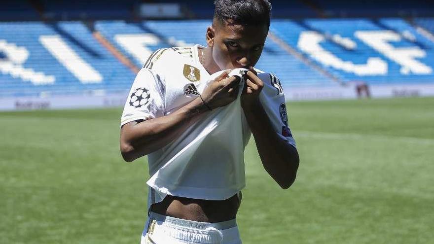 Rodrygo besa el escudo durante la presentación. // Irina R. H.