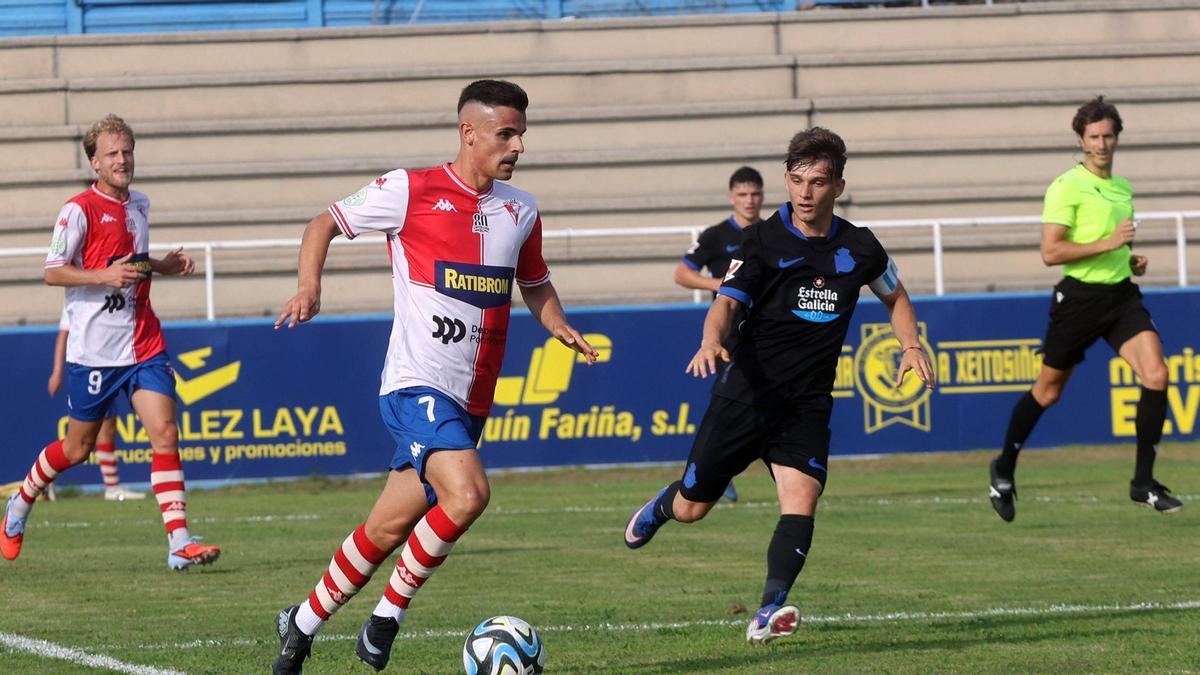 Palmás con balón en una acción ante el Fabril.