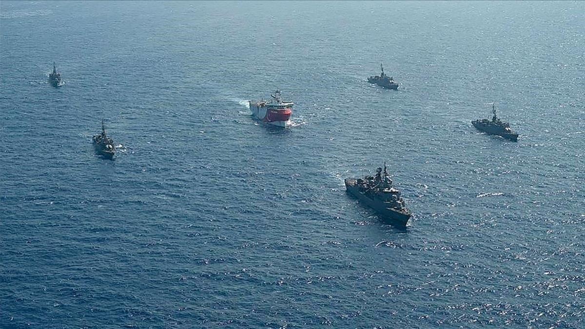 Buques de la Armada turca escoltan al barco de prospección del fondo marino 'Oruç Reis', este lunes en el Mediterráneo oriental.