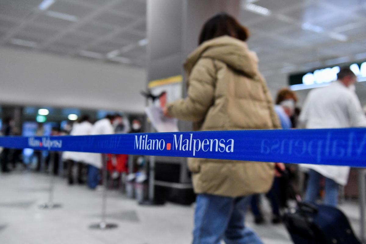 Controles para pasajeros procedentes de China en el aeropuerto de Malpensa, en Milán.