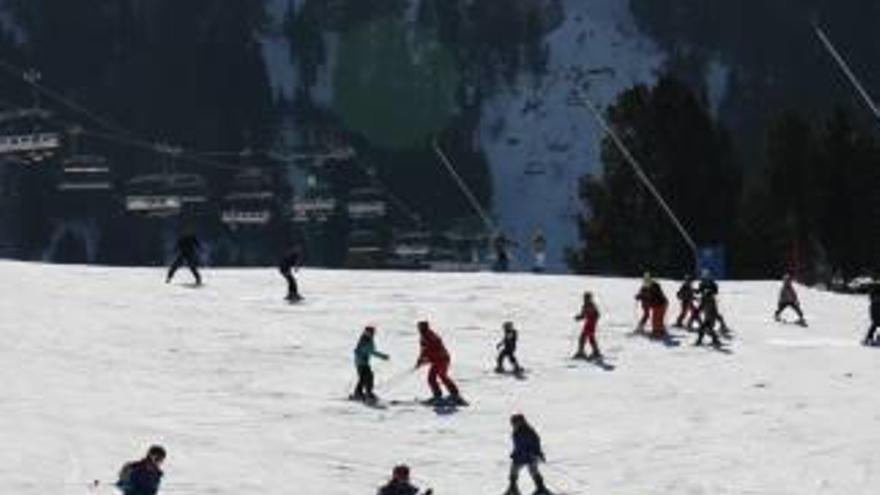 Diversos esquiadors baixant per una de les pistes de la Molina.