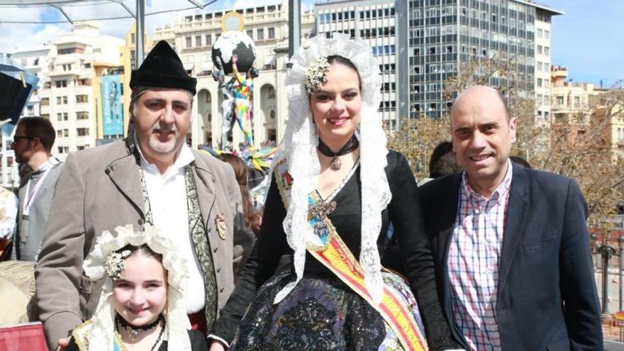 Echávarri en València junto a las principales figuras de las Hogueras.