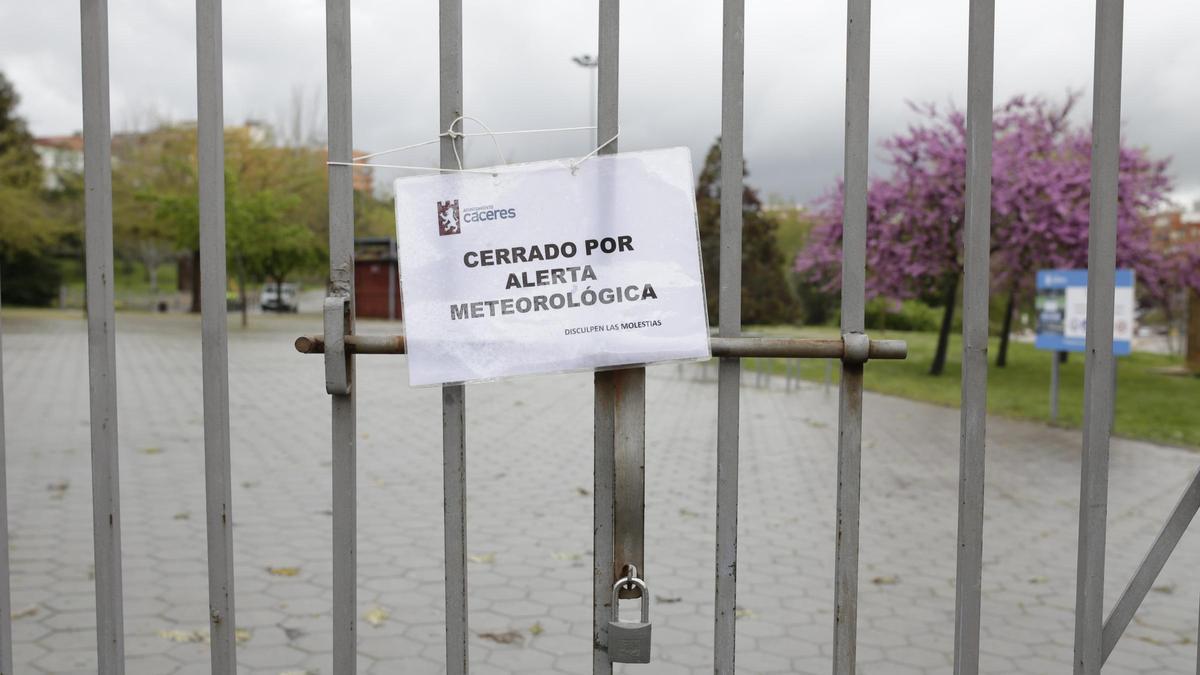 Un cartel de cerrado colgaba ayer en las puertas del Parque del Rodeo, en la ciudad de Cáceres.
