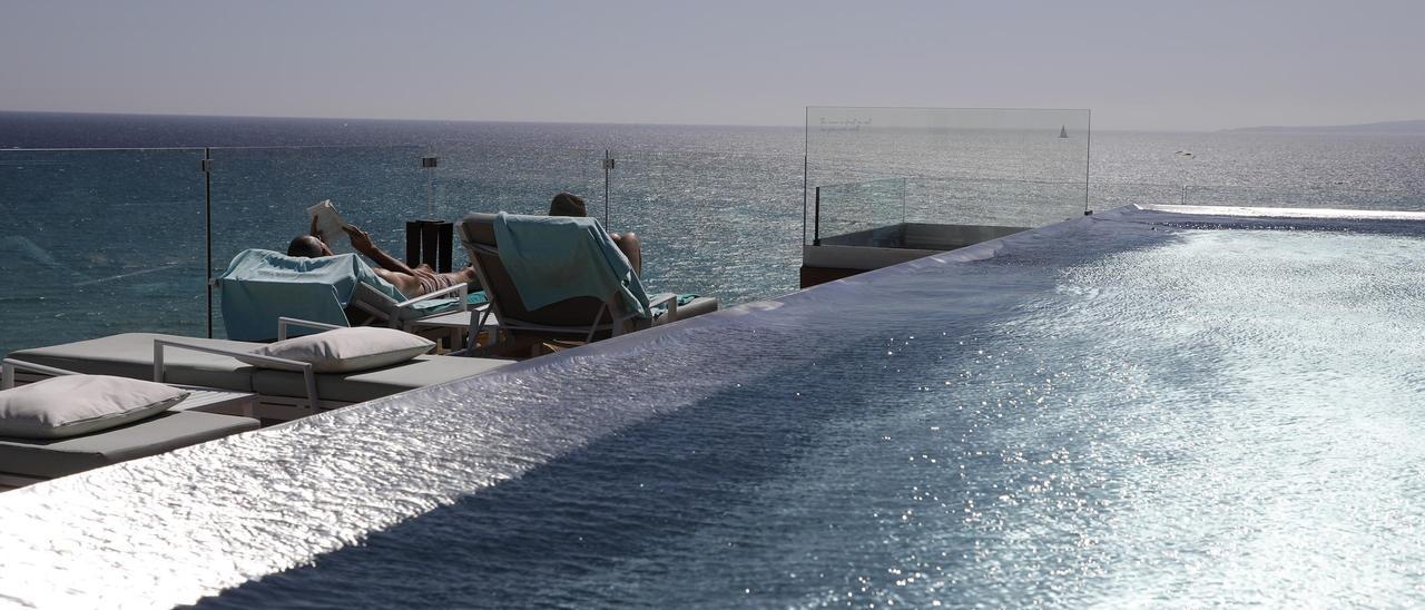 Kunden sonnen sich am Dachschwimmbad des Hotels Iberostar Selection Playa de Palma.