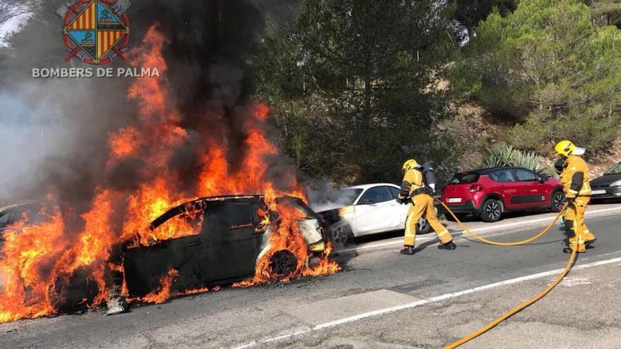 Auto fackelt an Ausfahrt nach Cala Major ab