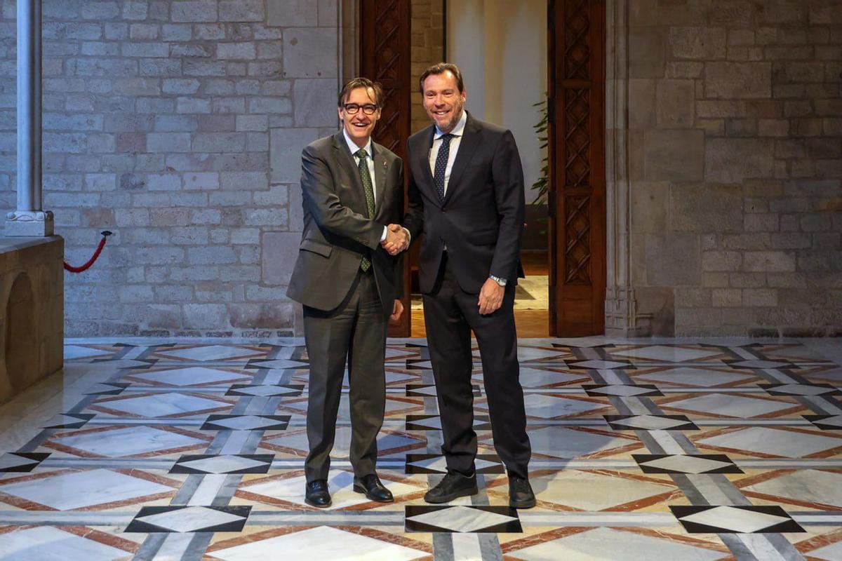 El president Salvador Illa y el ministro de Transportes, Óscar Puente, en el Palau de la Generalitat, minutos antes de entrar a la reunión sobre Rodalies, este 9 de abril.