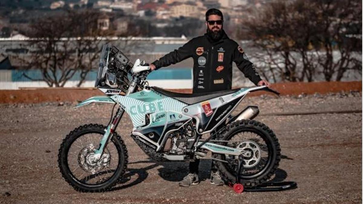 Iván posa junto a su moto durante un evento en Montmeló.