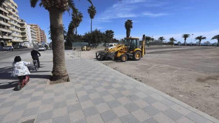 Sagunt adecenta el aparcamiento de la playa