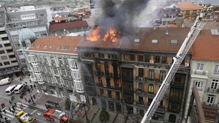 Vista general del incendio de Uría 58, en abril de 2016.