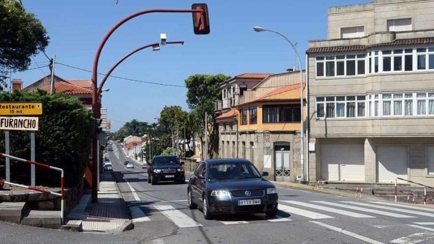 Un coche pasa bajo el semáforo de la avenida de Cambados que ya tiene la cámara.