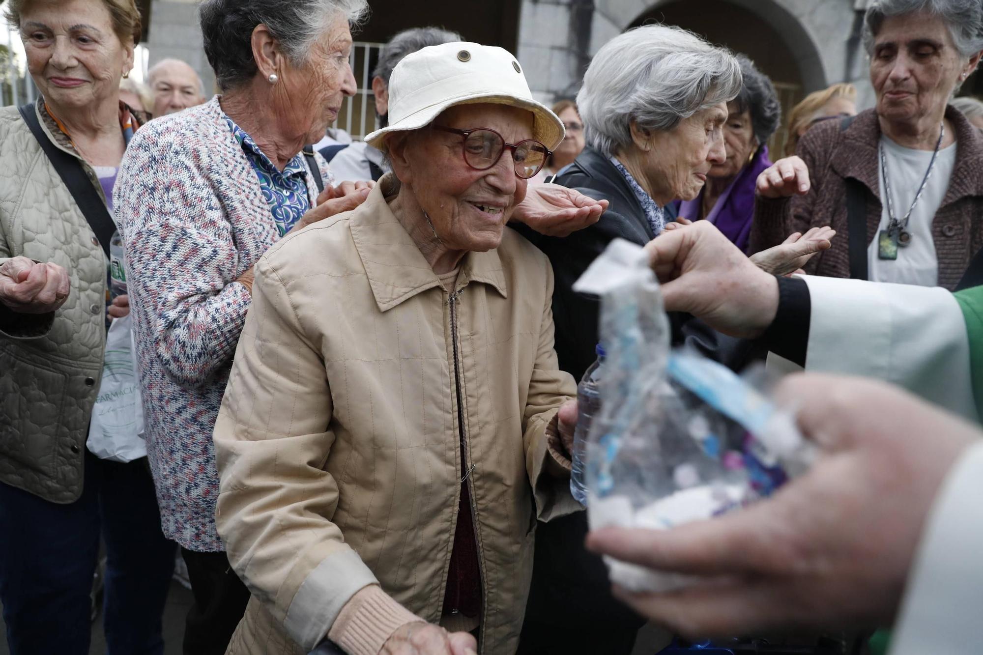 EN IMÁGENES: Así fue el exorcismo del nuevo párroco de Llaranes, Miguel Alderete