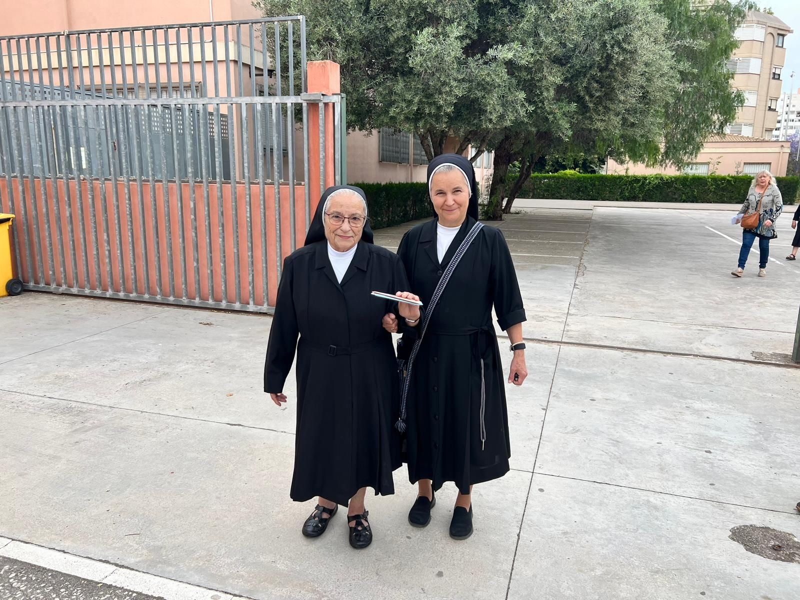 Dos monjas acuden a votar ilusionadas en el IES Madina Mayurqa