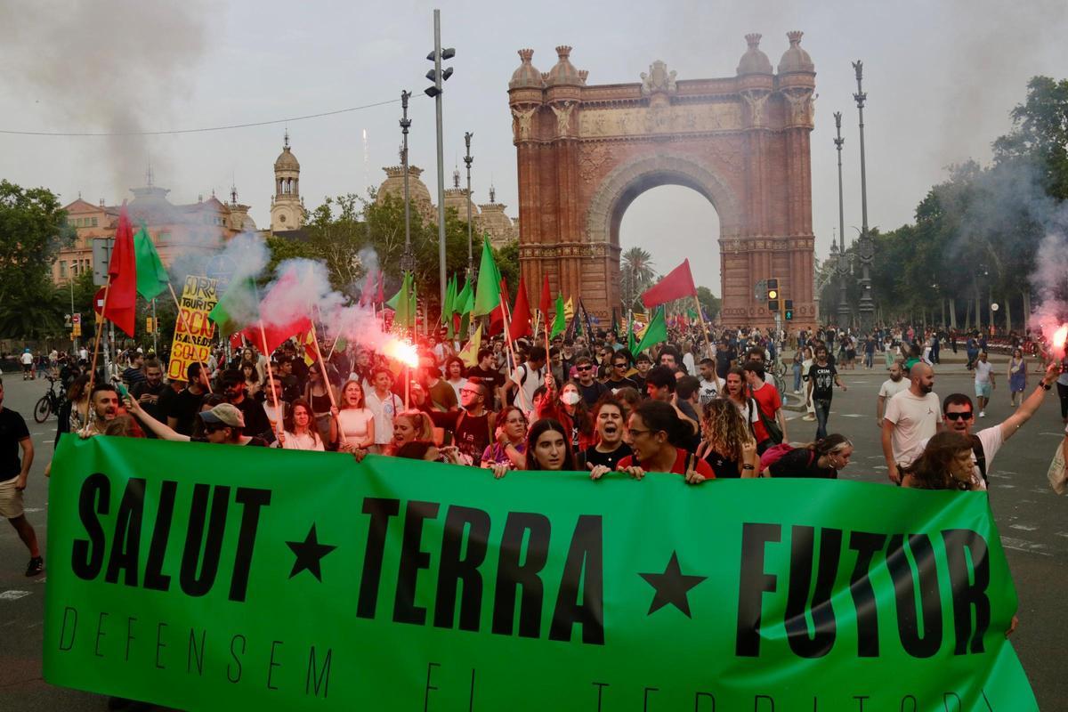 Manifestacion ecologista, contra el turismo, y anticapitalista en Barcelona