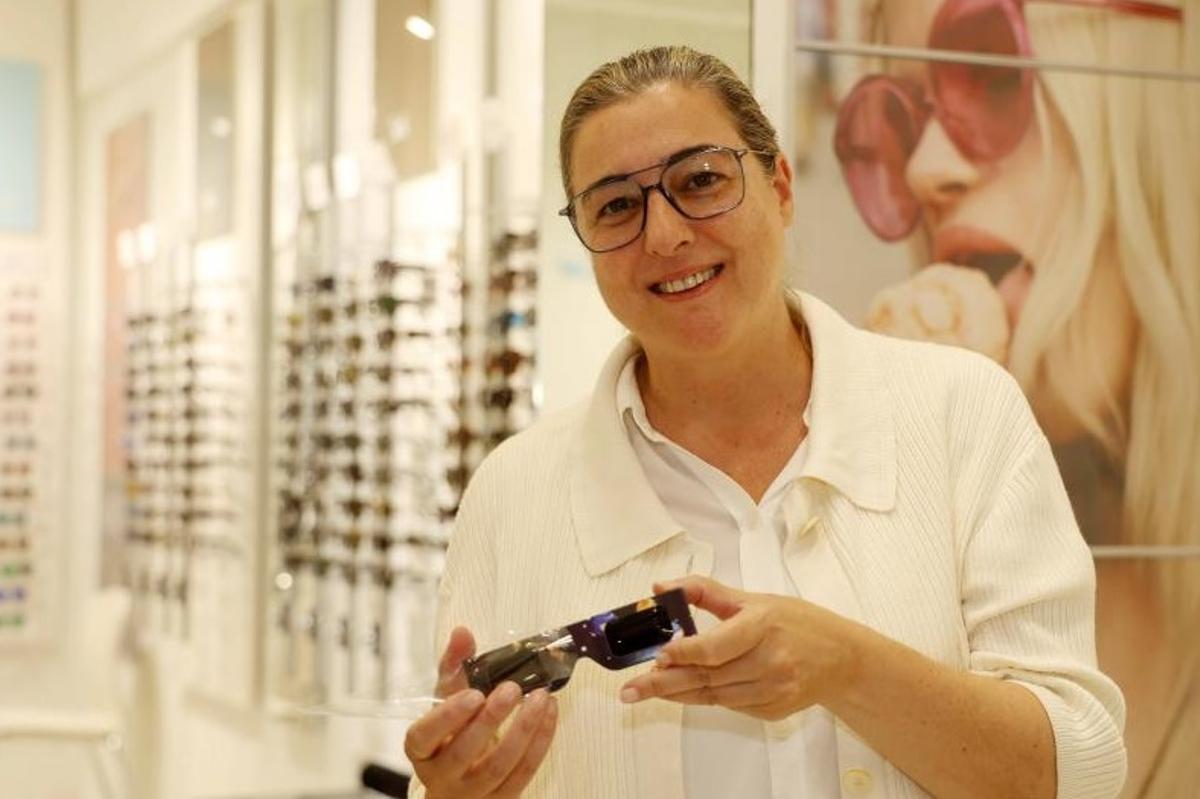 Mónica Gómez Lor enseña las lentes homologadas para observar el eclipse.