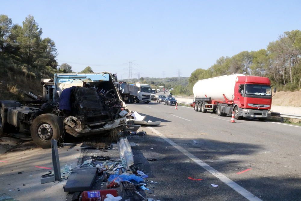 Els dos camions accidentats a l'AP-7 a Viladasens