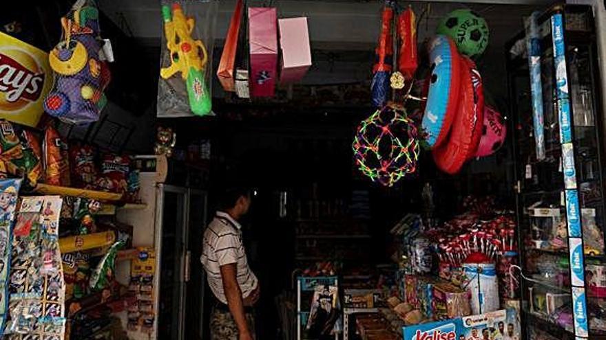 Aspecto de una tienda en el centro de Santa Cruz de Tenerife el domingo en pleno apagón eléctrico.