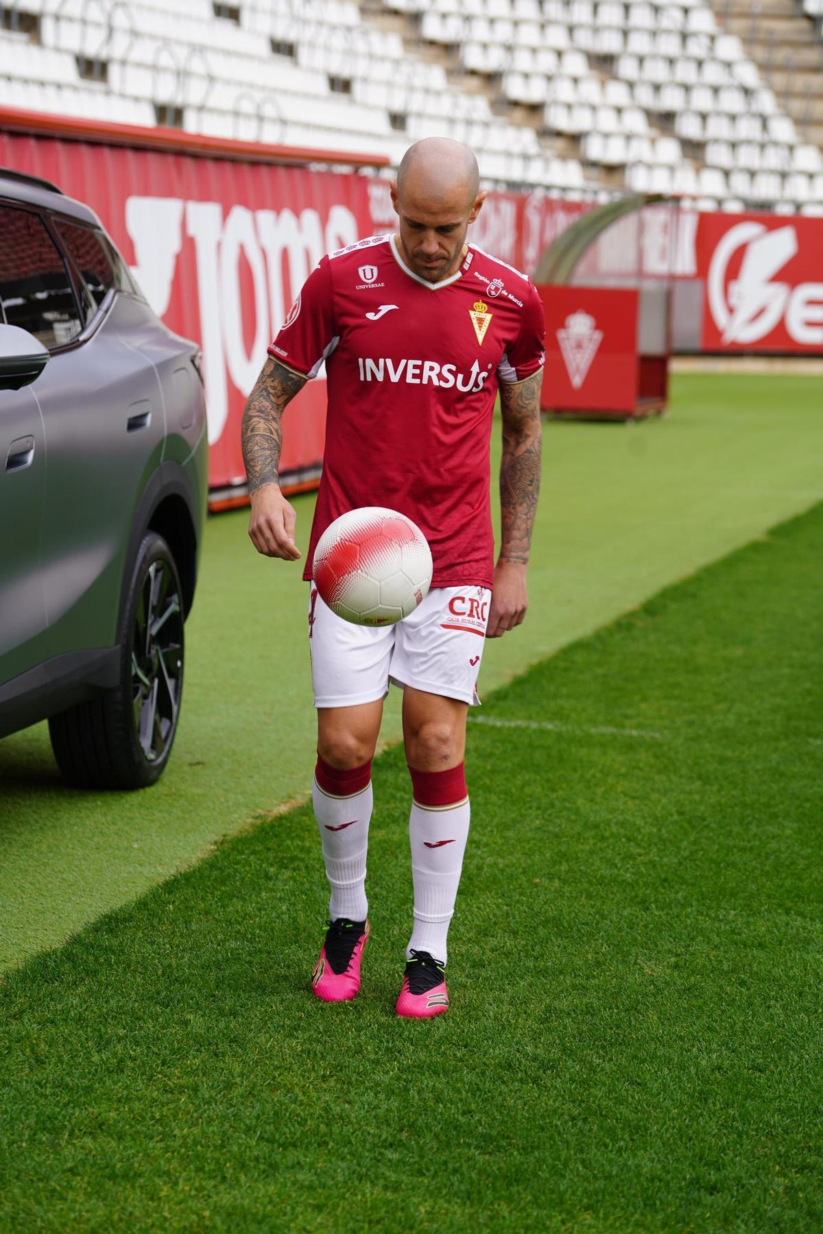 Jon García, presentado ayer como jugador grana.