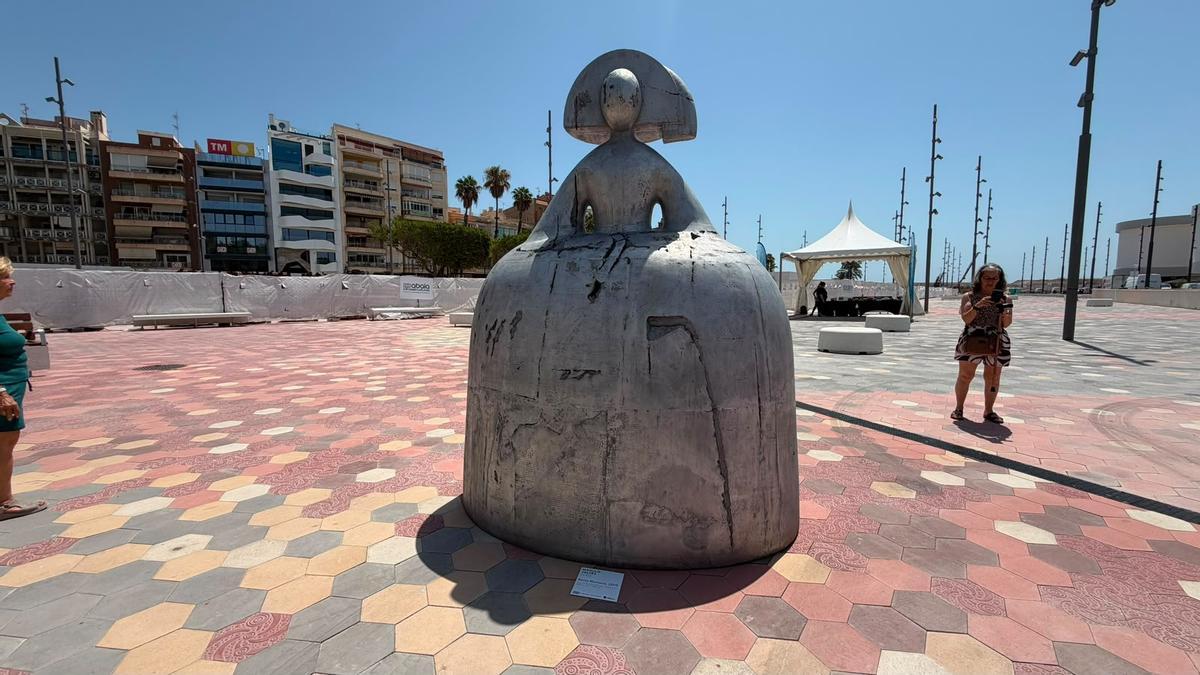 Las esculturas de Manolo Valdés dialogarán con la luz, el paisaje marítimo y la vida cotidiana de la ciudad.