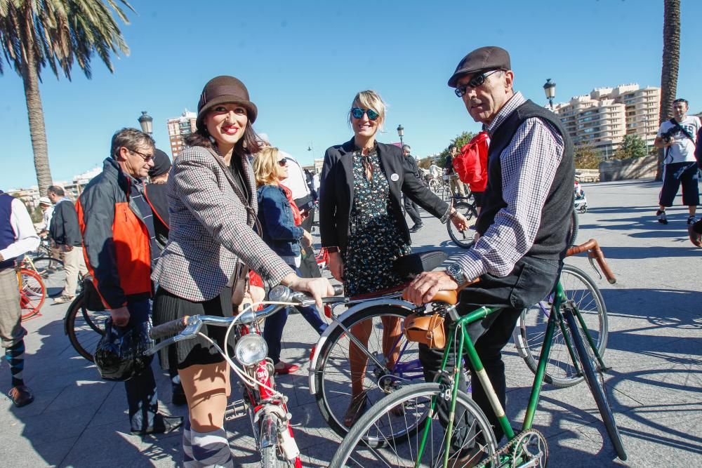 Encuentro de bicis antiguas y vestidos de época