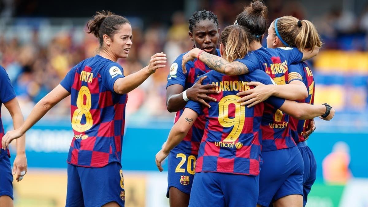 Las jugadoras del Barça felicitan a Hermoso tras marcar de penalti.