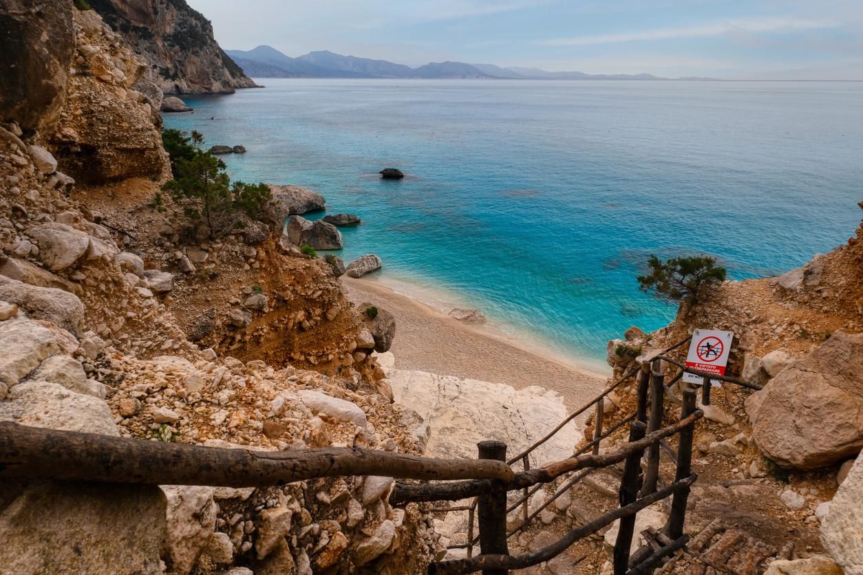 El acceso a la cala exige cierto esfuerzo, lo que ha ayudado a preservarla
